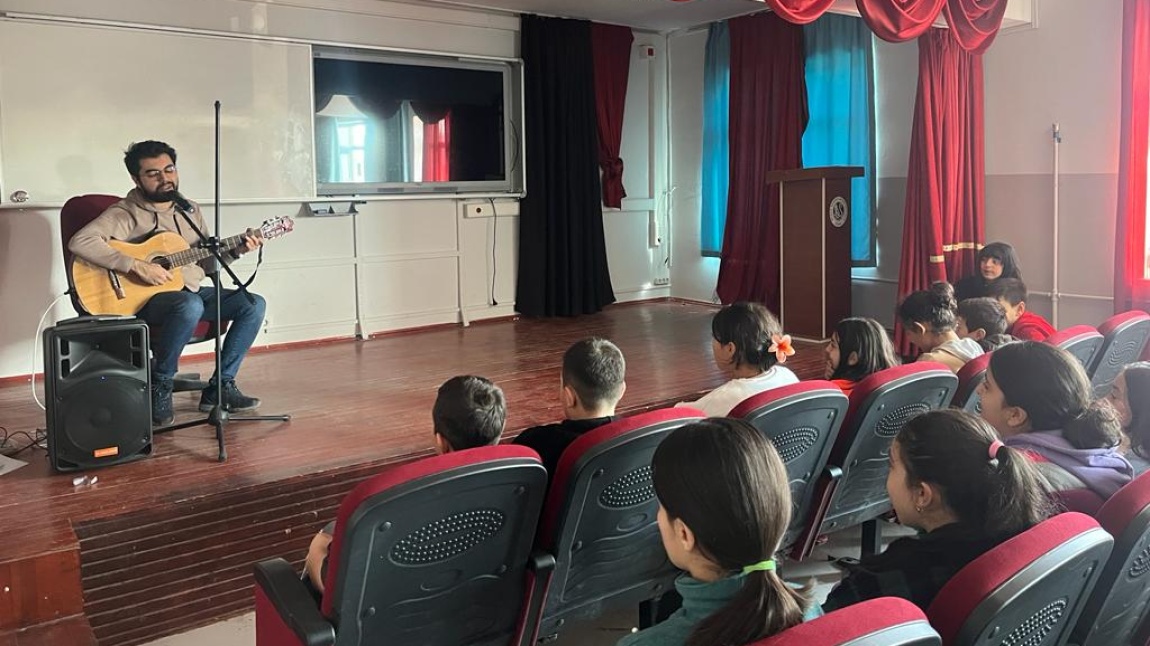 Okulumuz İngilizce Öğretmeni Kaan Ceylan öğrencilerimize müzik etkinliği yaptı