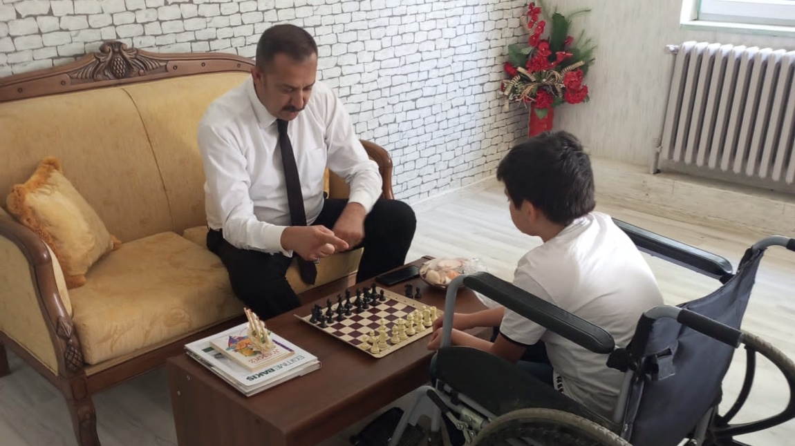 Okul Müdürümüz Sayın Habip Aykul, öğrencilerimiz ile satranç oynadı. 