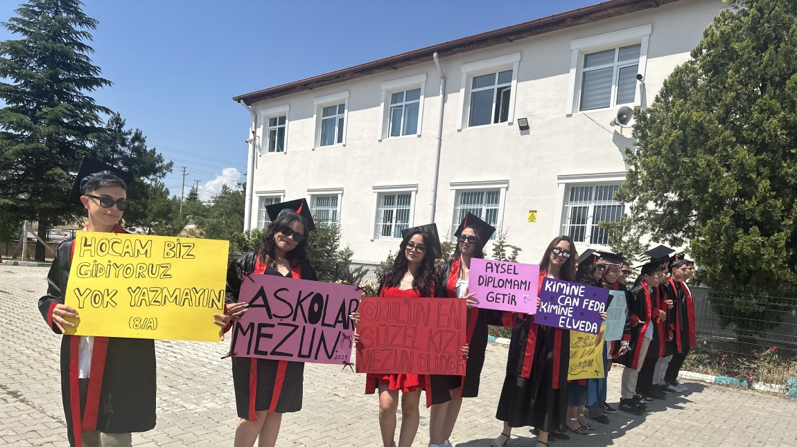 8.Sınıf Öğrencilerimizin Mezuniyetini kutladık. 